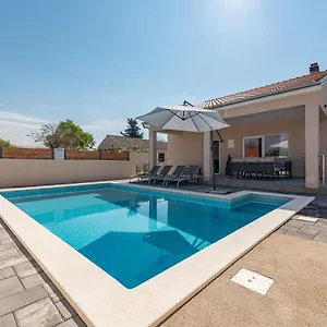 https://holiday-house-karla.hotelinzadar.com